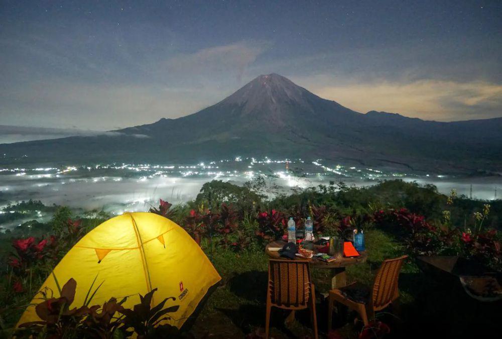 potret pemandangan dari Simbar Semeru saat malam hari (instagram.com/puput.tri.handoko)