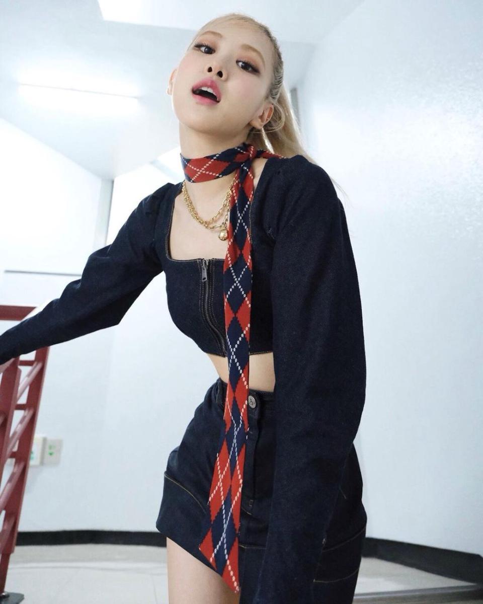ide gaya hangout pakai rok ala Rose BLACKPINK (instagram.com/roses_are_rosie)