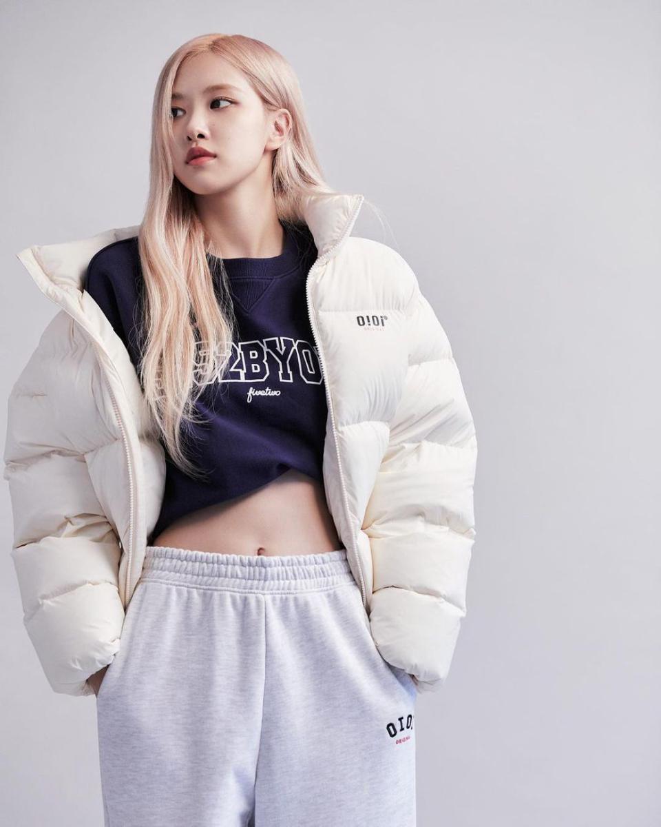 referensi mix and match t-shirt ala Rose BLACKPINK (instagram.com/roses_are_rosie)