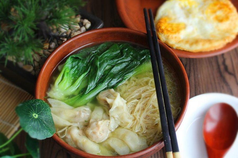 penyajian pangsit kuah garlic oil (pixabay.com/zhangtingzhi)