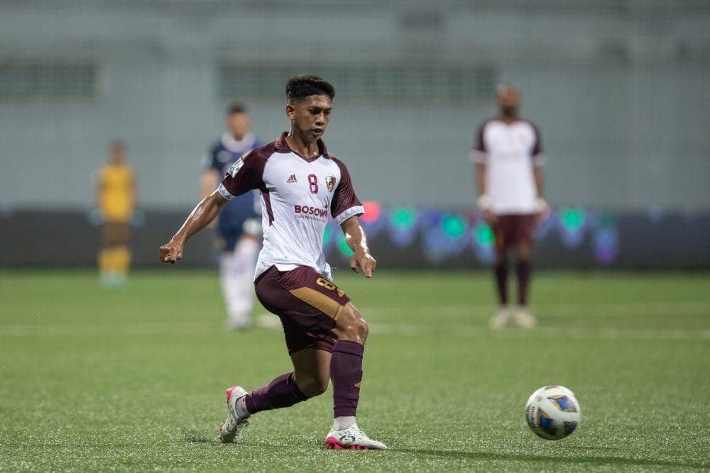 Aksi pemain PSM Makassar, Ananda Raehan Alief, dalam laga matchday keempat Grup H AFC Cup 2023/24 kontra Hougang United di Jalan Besar Stadium Singapura 9 November 2023. (Dok. Asian Football Confederation (AFC)/Jaron Lee)
