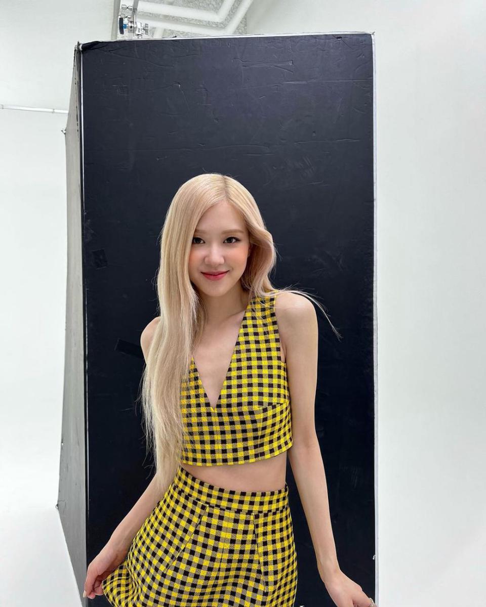 ide gaya hangout pakai rok ala Rose BLACKPINK (instagram.com/roses_are_rosie)