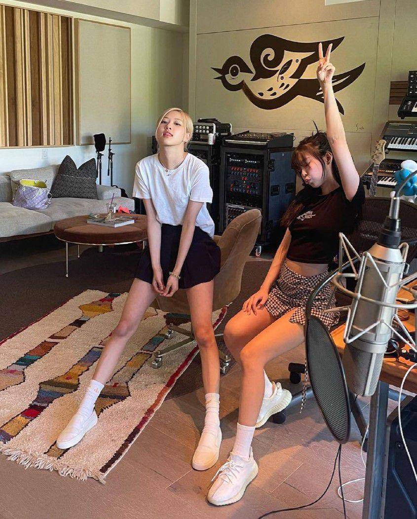 ide gaya hangout pakai rok ala Rose BLACKPINK (instagram.com/roses_are_rosie)