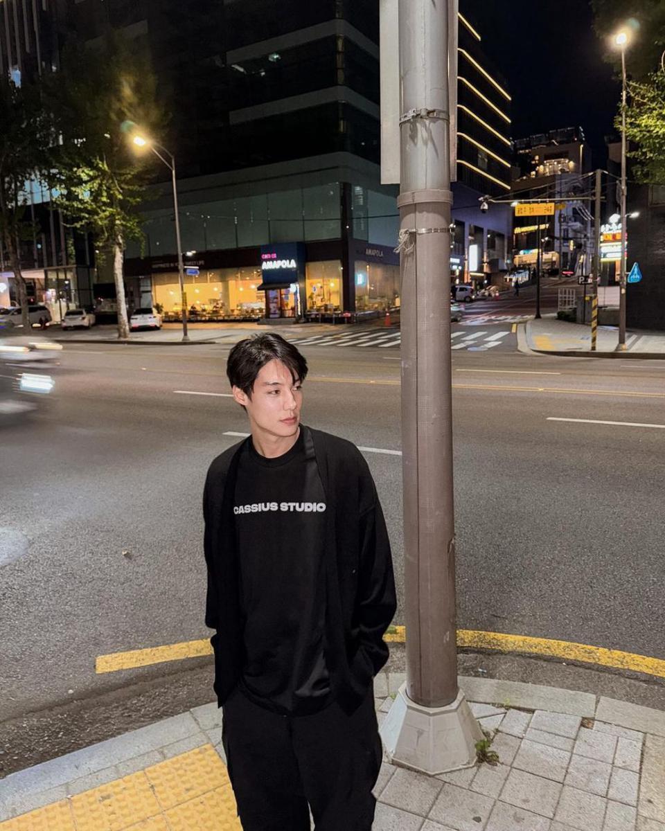 potret padu padan t-shirt hitam ala Sailub Hemmawich (instagram.com/spy_v)
