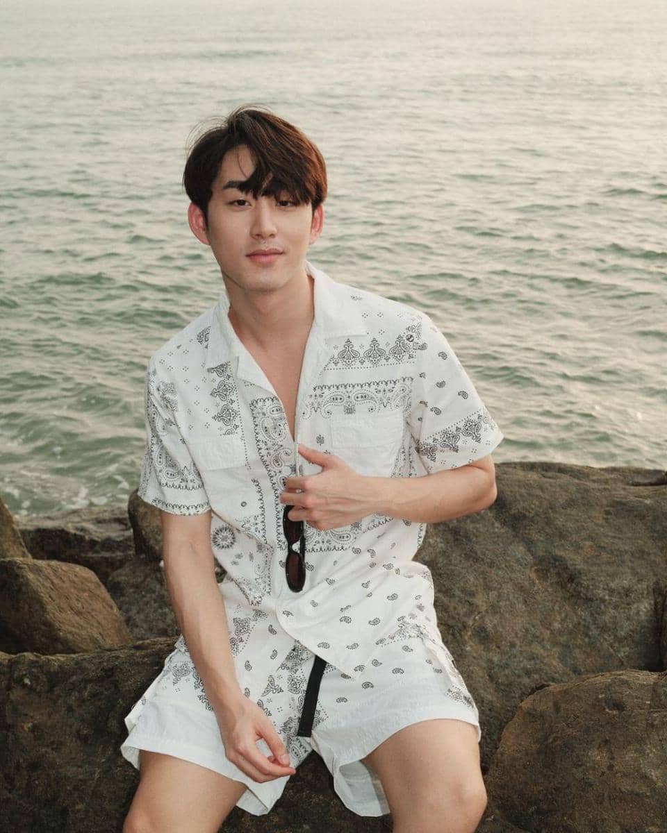 potret styling kemeja ala Est Supha (instagram.com/est_rvp)