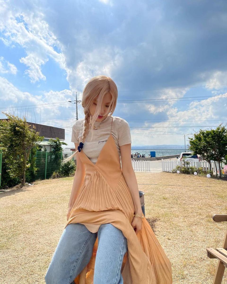 referensi mix and match t-shirt ala Rose BLACKPINK (instagram.com/roses_are_rosie)