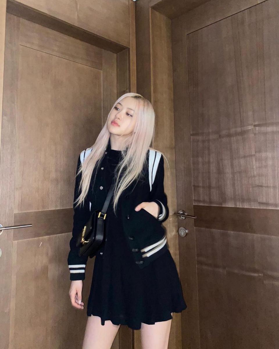 ide gaya hangout pakai rok ala Rose BLACKPINK (instagram.com/roses_are_rosie)