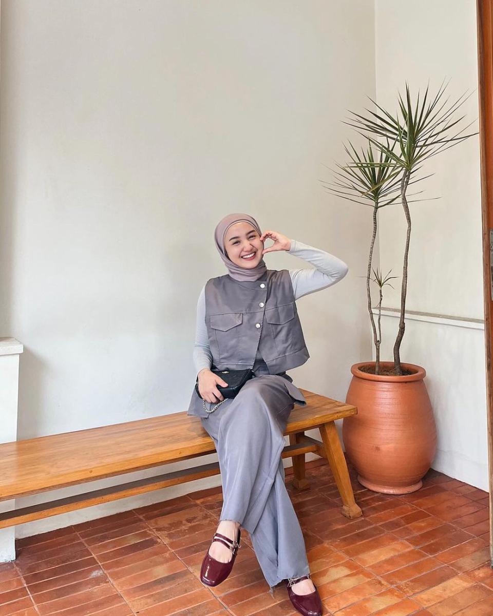 padu padan celana abu-abu ala Thafanya Sabila (instagram.com/thafanyads)