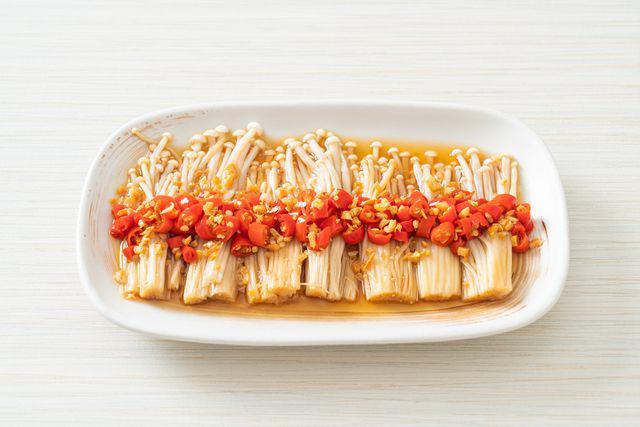 ilustrasi resep tumis jamur enoki pedas (vecteezy.com/Natthapon Ngamnithiporn)