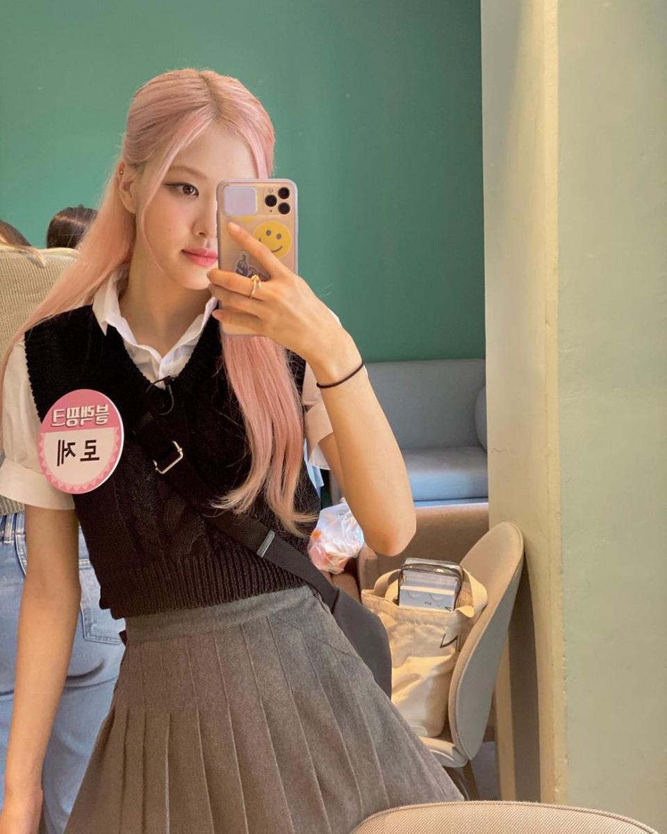 ide gaya hangout pakai rok ala Rose BLACKPINK (instagram.com/roses_are_rosie)