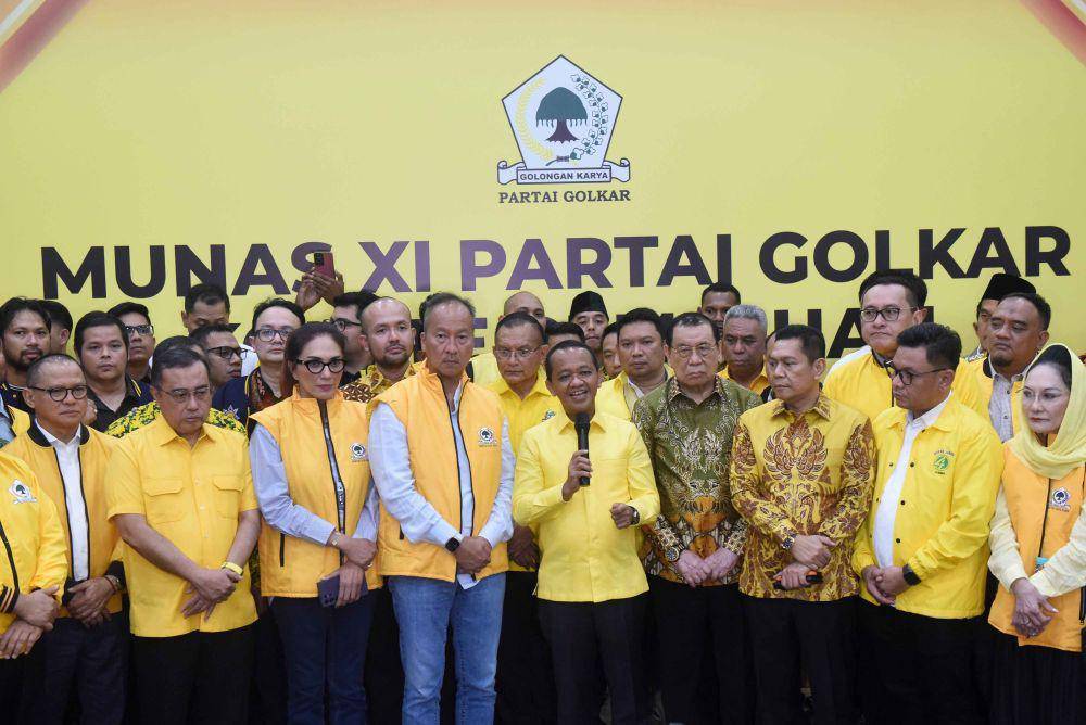 Menteri ESDM yang juga kader Partai Golkar Bahlil Lahadalia (tengah) didampingi Plt Ketum Partai Golkar Agus Gumiwang Kartasasmita (keempat kiri) dan Ketua Steering Committee Rapimnas dan Munas XI Partai Golkar Adies Kadir (ketiga kanan) dan jajaran pengurus partai seusai mendaftarkan diri sebagai calon Ketua Umum Partai Golkar di Kantor DPP Partai Golkar, Jakarta, Senin (19/8/2024). (ANTARA FOTO/Indrianto Eko Suwarso)