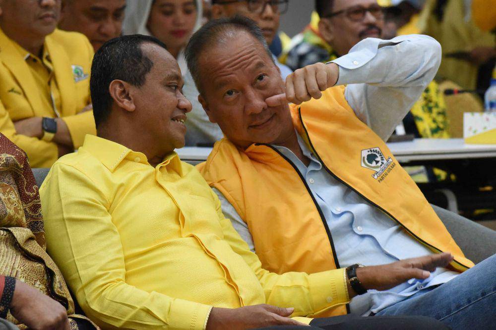 Menteri ESDM yang juga kader Partai Golkar Bahlil Lahadalia (kiri) berbincang dengan Plt Ketum Partai Golkar Agus Gumiwang Kartasasmita (kanan) saat mendaftarkan diri sebagai calon Ketua Umum Partai Golkar di Kantor DPP Partai Golkar, Jakarta, Senin (19/8/2024). (ANTARA FOTO/Indrianto Eko Suwarso)