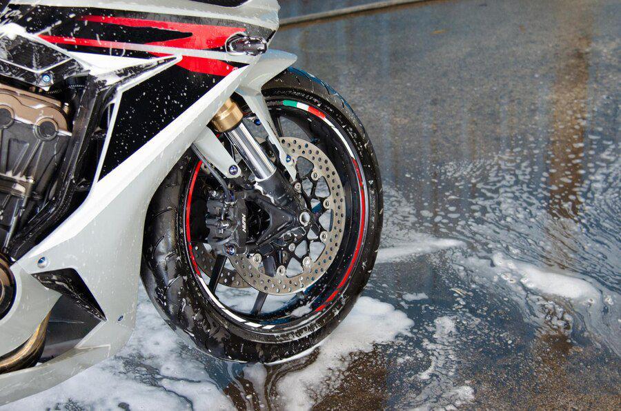 Ilustrasi cuci motor (freepik.com/user7814140)