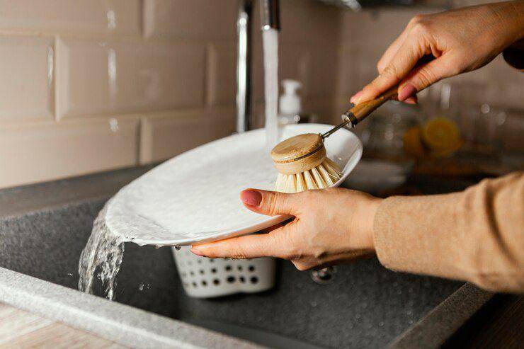 gambaran mencuci piring (freepik.com/freepik)