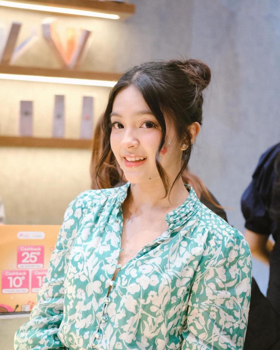 Inspirasi make up ala Eca Aura (instagram.com/elsaajapasal)