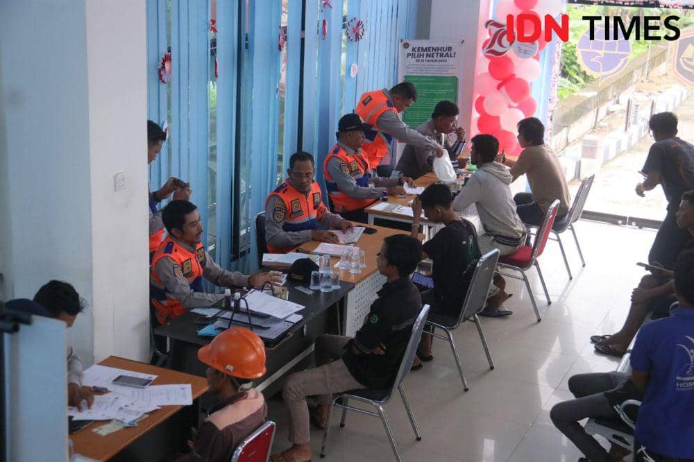 Para sopir kendaraan angkutan barang diperiksa petugas. (IDN Times/istimewa).