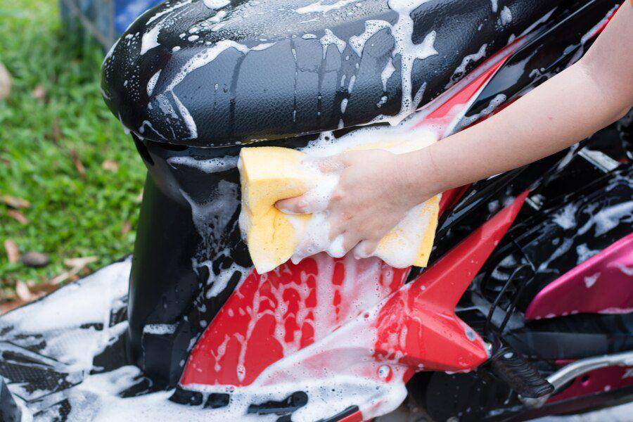 Ilustrasi cuci motor (freepik.com/sunnygb5)