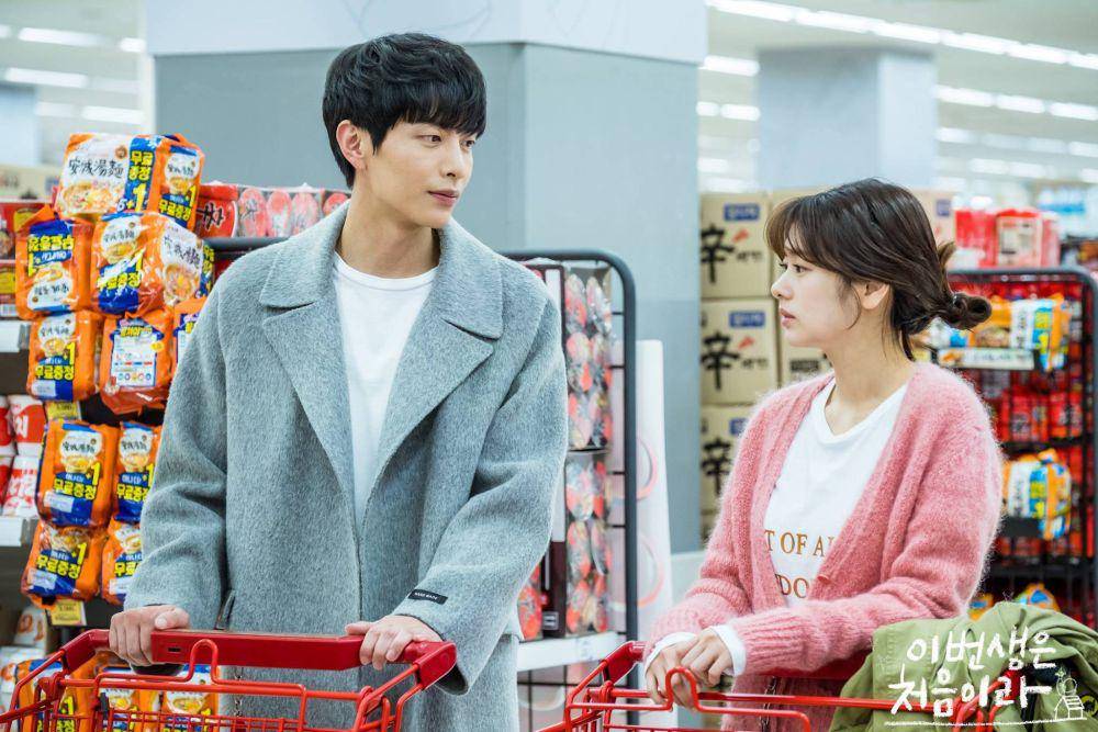 Lee Min Ki dan Jung So Min dalam drama Because This Is My First Life (dok. tvN/Because This Is My First Life)