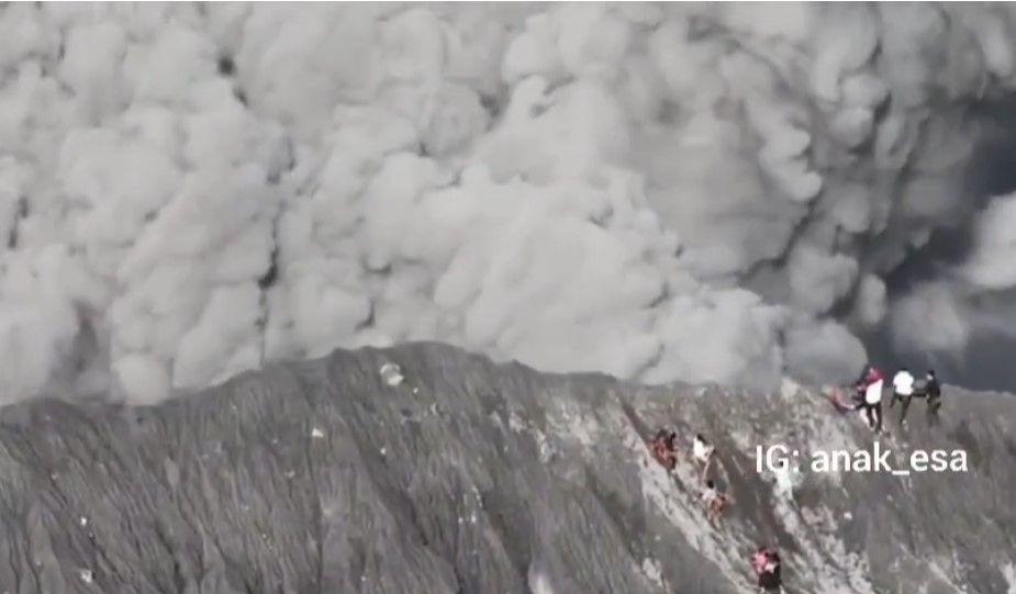 Viral para pendaki menyelamatkan diri dari erupsi Gunung Dukono di Halmahera Utara, Maluku Utara, Sabtu (17/8/2024). Instagram/anak_esa