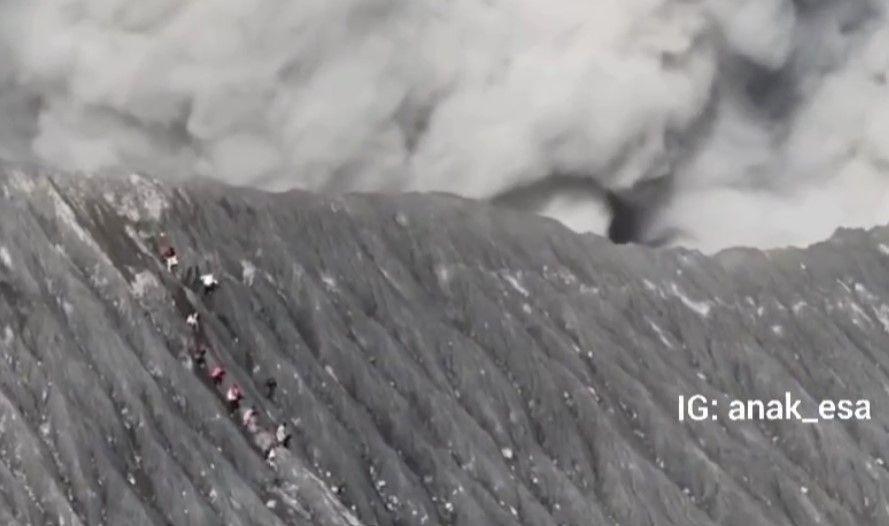 Viral para pendaki menyelamatkan diri dari erupsi Gunung Dukono di Halmahera Utara, Maluku Utara, Sabtu (17/8/2024). Instagram/anak_esa