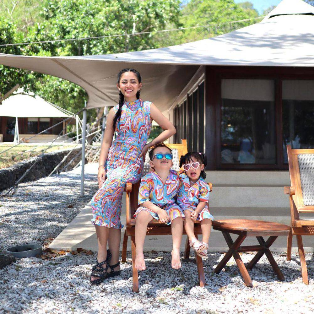 tips styling midi dress ala Rachel Venya (instagram.com/rachelvennya)