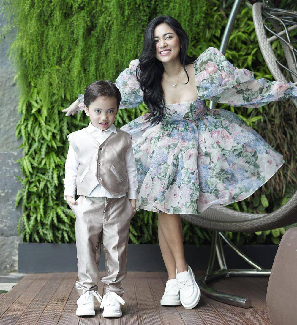 tips styling midi dress ala Rachel Venya (instagram.com/rachelvennya)