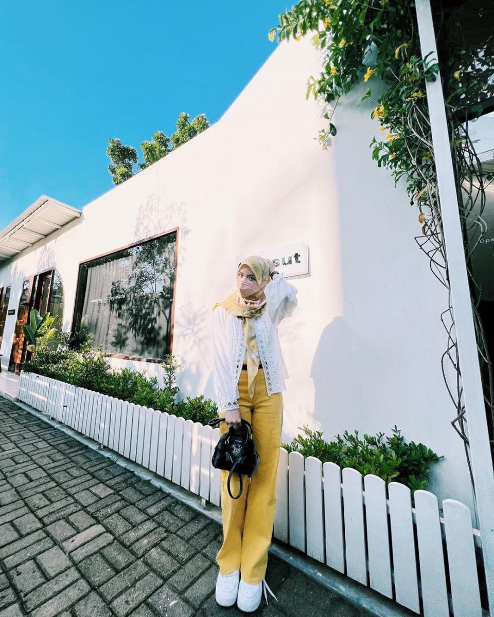 padu padan loose pants untuk OOTD minimalis (instagram.com/nashwaaaz)