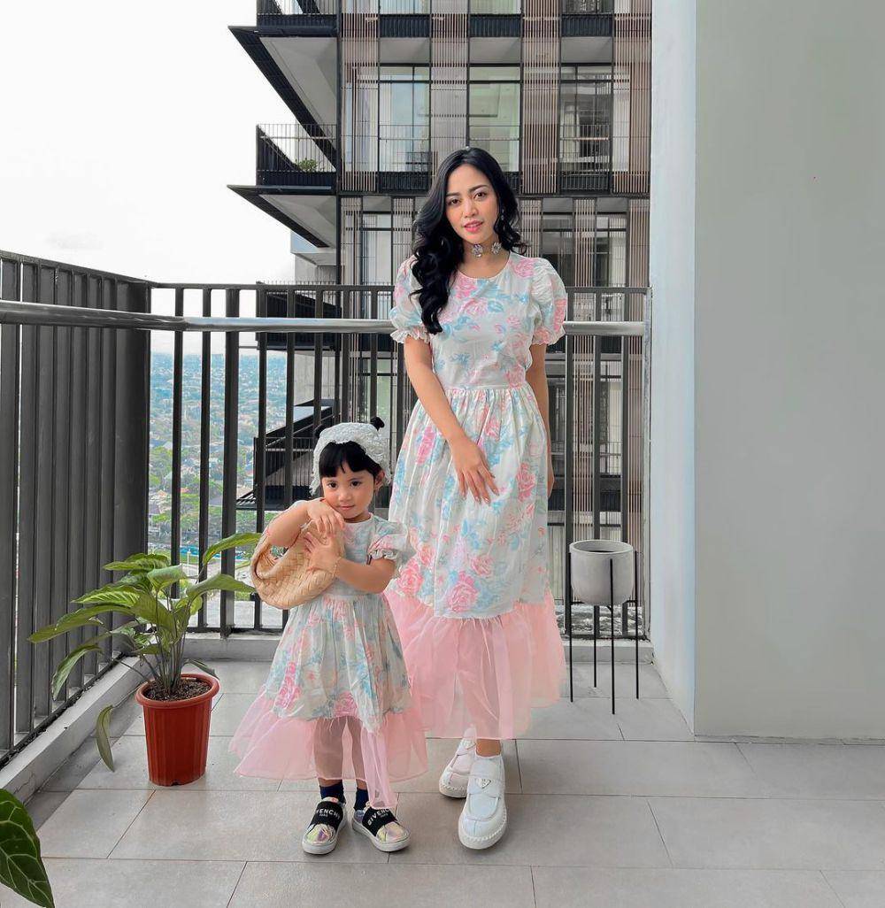 tips styling midi dress ala Rachel Venya (instagram.com/rachelvennya)