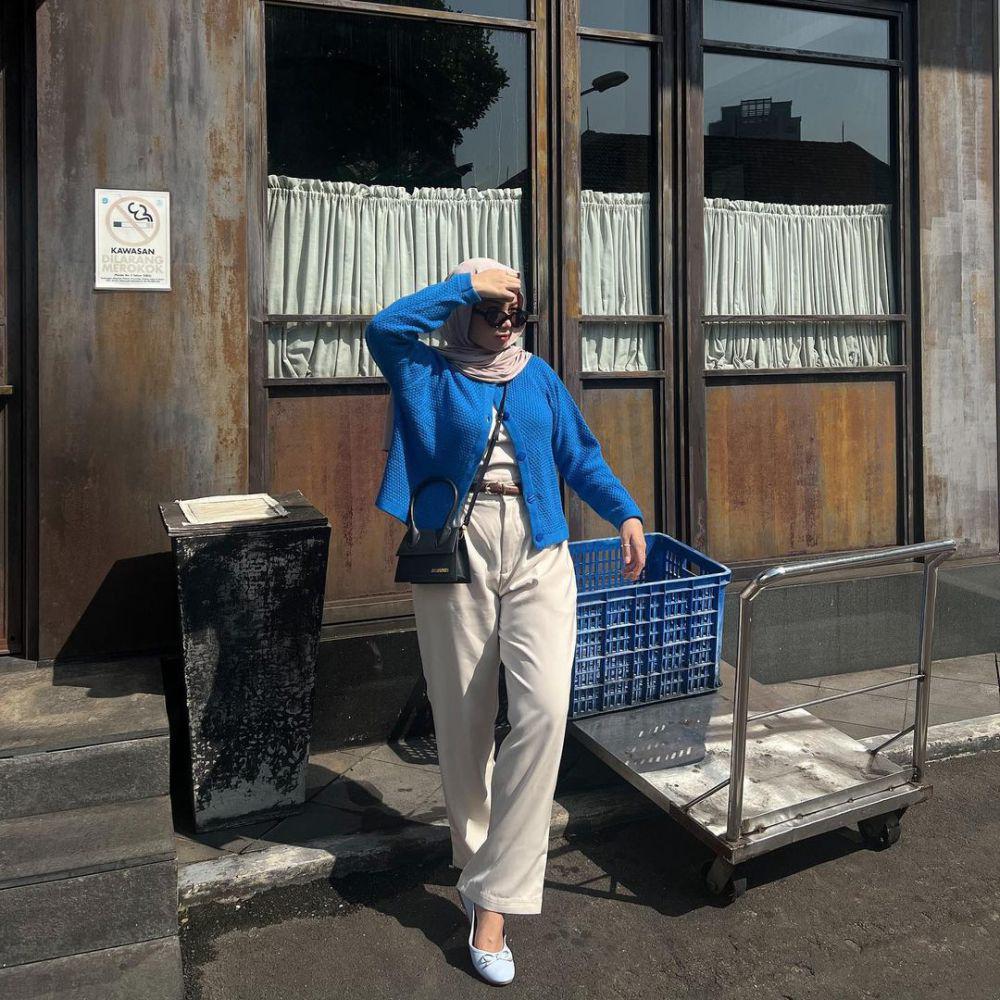 padu padan loose pants untuk OOTD minimalis (instagram.com/adyaasyra)