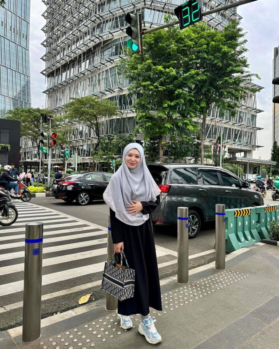 OOTD kuliah dengan dress (instagram.com/xolovelyayana)