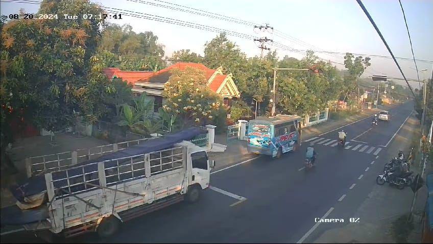 Sopir Tertidur, Truk Bermuatan Baja Ringan Menabrak Bus di Ngawi