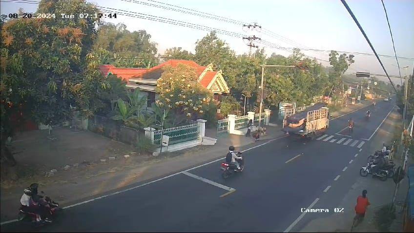 Tangkapan layar rekaman CCTV detik-detik truk muatan baja ringan tabrak mini bus yang tengah turunkan penumpang. IDN Times/ Istimewa.
