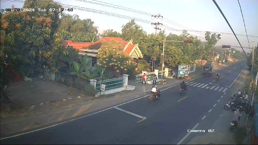Tangkapan layar rekaman CCTV detik-detik truk muatan baja ringan tabrak mini bus yang tengah turunkan penumpang. IDN Times/ Istimewa.