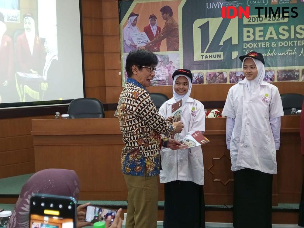 5 Mahasiswa Kedokteran dan FKG UMY Terima Beasiswa Rp6,3 Miliar