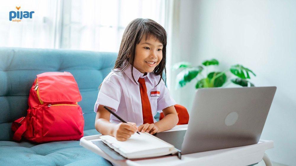 Telkom mengimplementasikan kecerdasan buatan dalam penggunaan chatbot di salah  satu platform pendidikan Pijar Belajar. Pemanfaatan chatbot AI diwujudkan lewat Tanya Pijar untuk mendukung pembelajaran yang lebih personal bagi siswa. (Dok. Telkom)