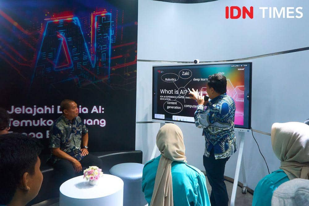 Demonstrasi penggunaan ruang meeting berbasis AI di Indosat AI Experience Center di Solo Techno Park, Solo, Jawa Tengah, Selasa (20/8/2024). (IDN Times/Dhana Kencana)