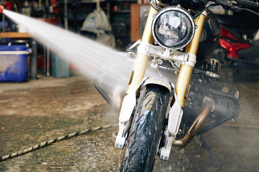 Ilustrasi cuci motor (freepik.com/dragonimages)