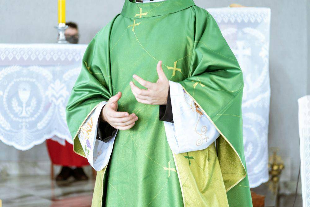 Ilustrasi imam gereja (unsplash.com/Mateus Campos Felipe)