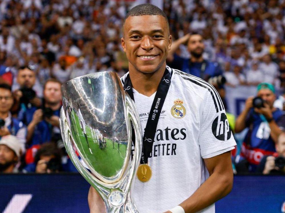 Kylian Mbappe memegang trofi Piala Super UEFA 2024. (instagram.com/k.mbappe)