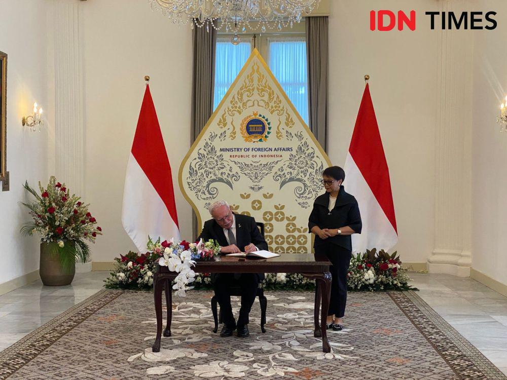 Menteri Luar Negeri RI Retno Marsudi menerima Utusan Khusus Presiden Palestina, Riyad al-Maliki. (IDN Times/Sonya Michaella)