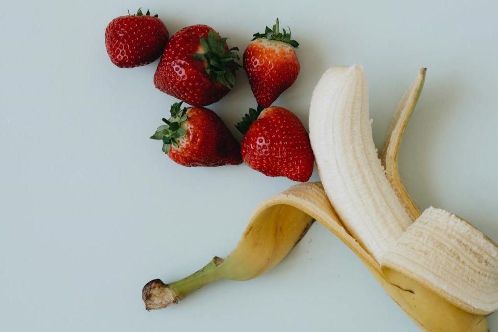 ilustrasi strawberry dan pisang (pexels.com/alleksana)