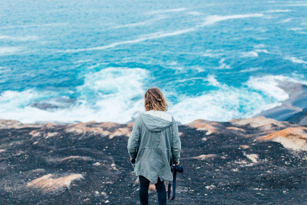 ilustrasi zoom foto dengan berjalan saat menggunakan lensa prime (pexels.com/Rachel Claire)