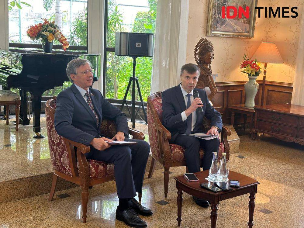 Duta Besar Rusia untuk ASEAN, Evgeny Zagaynov (kiri) dan Duta Besar Rusia untuk Indonesia, Sergei Tolchenov. (IDN Times/Sonya Michaella)