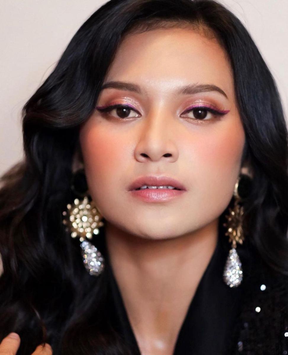 gaya makeup kondangan ala Indah Permatasari (instagram.com/indahpermatas)
