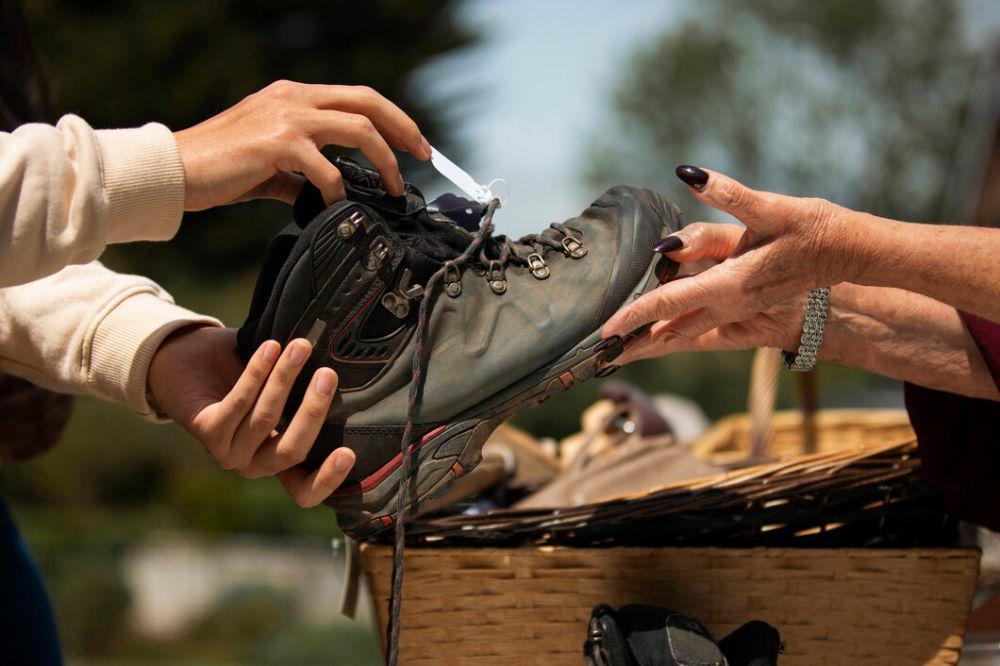 Ilustrasi membeli sepatu second. (freepik.com)