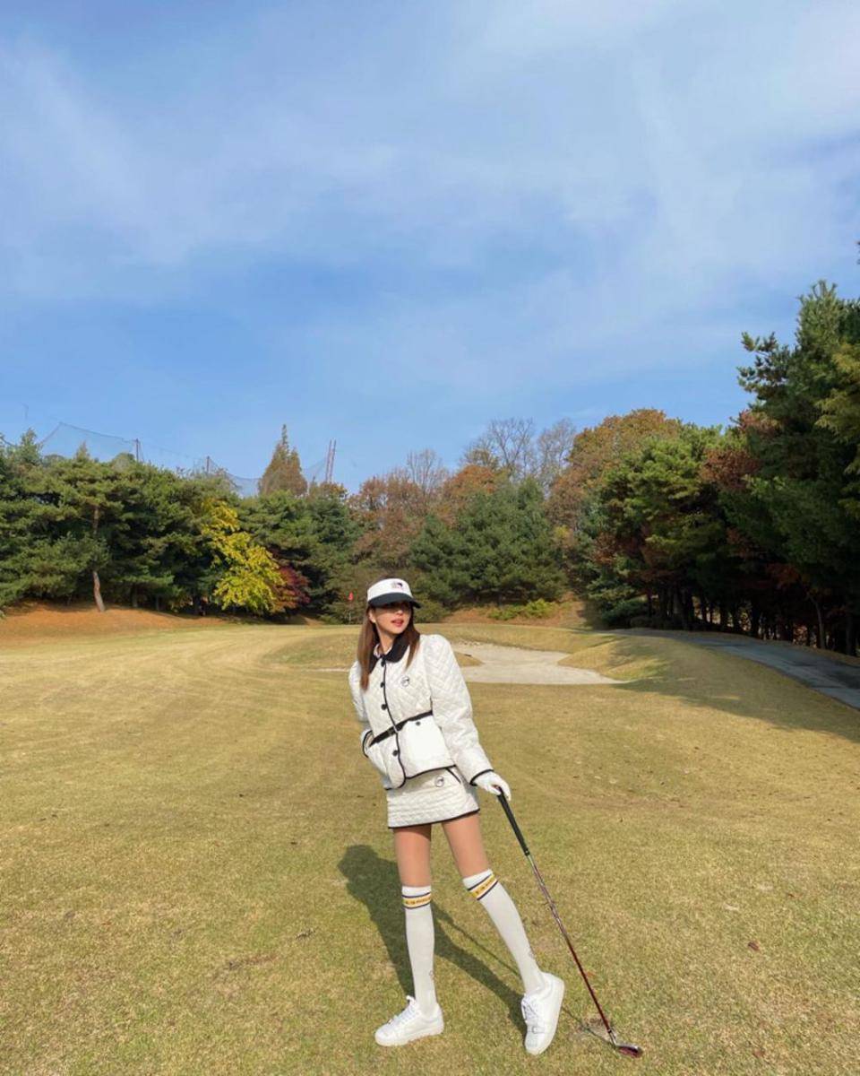 outfit sporty girl ala Han Bo Reum (instagram.com/han_bling_)