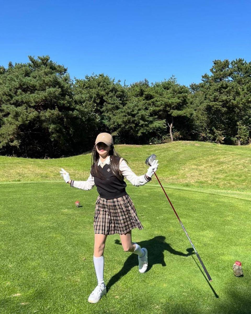 outfit sporty girl ala Han Bo Reum (instagram.com/han_bling_)