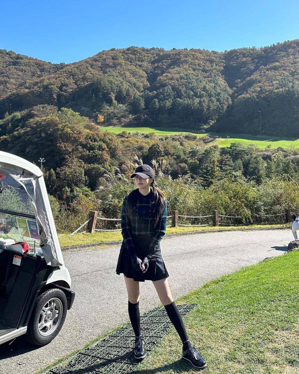 outfit sporty girl ala Han Bo Reum (instagram.com/han_bling_)