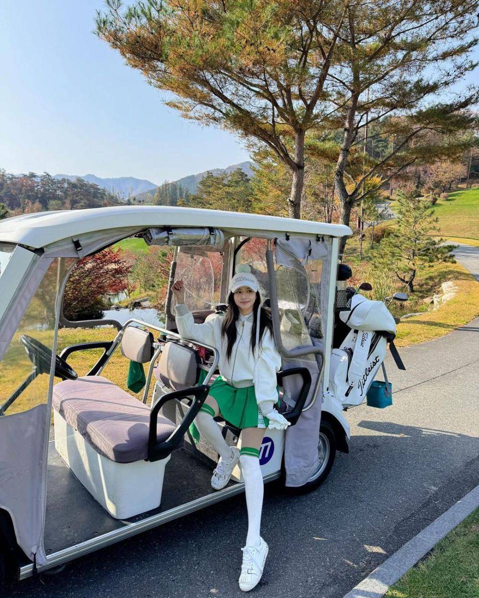 outfit sporty girl ala Han Bo Reum (instagram.com/han_bling_)