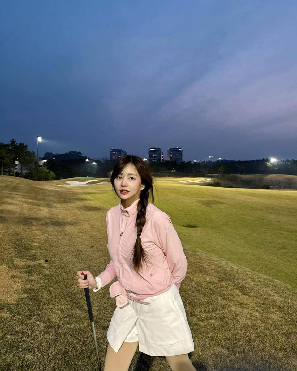 outfit sporty girl ala Han Bo Reum (instagram.com/han_bling_)